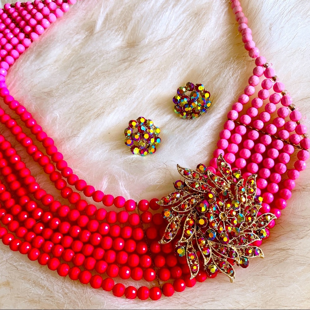Elegant two tones three piece necklace set.  Bright fuchsia color with pendant.